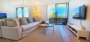 Smart TV - 
Unbeatable Location. Steps to the City Centre (Darlinghurst)