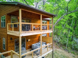 Terrace/patio - Mountain Views, Hot Tub, Game Room & Deck (Sevierville)