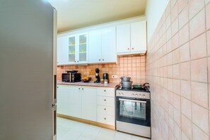 Fridge, microwave, oven, cookware/dishes/utensils - TelMar Port View - 10 minutes walk from Finikoudes Beach (Larnaka)