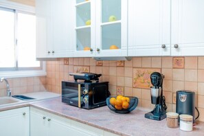 Fridge, microwave, oven, cookware/dishes/utensils - TelMar Port View - 10 minutes walk from Finikoudes Beach (Larnaka)