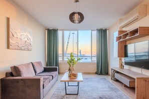 TV - TelMar Port View - 10 minutes walk from Finikoudes Beach (Larnaka)