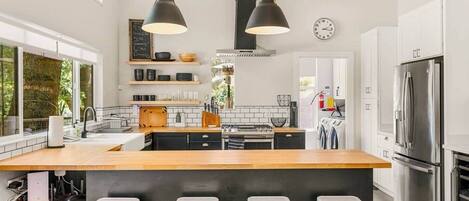 冷蔵庫、電子レンジ、オーブン、コンロ