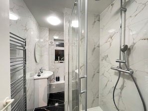 Shower, hair dryer, towels, soap - Heathrow to Windsor 2 Bedroom Apartment - Free Parking & WiFi by Pinewood Studio (Slough)
