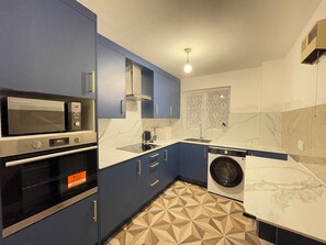 Microwave, oven, stovetop - Heathrow to Windsor 2 Bedroom Apartment - Free Parking & WiFi by Pinewood Studio (Slough)