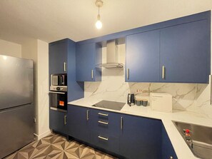 Microwave, oven, stovetop - Heathrow to Windsor 2 Bedroom Apartment - Free Parking & WiFi by Pinewood Studio (Slough)