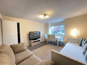 TV - Heathrow to Windsor 2 Bedroom Apartment - Free Parking & WiFi by Pinewood Studio (Slough)