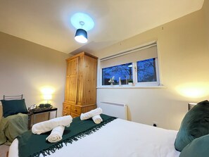 Iron/ironing board, WiFi, bed sheets - Heathrow to Windsor 2 Bedroom Apartment - Free Parking & WiFi by Pinewood Studio (Slough)