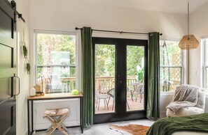 1 bedroom, desk, free WiFi, bed sheets - Up In The Pines - Luxe Decatur Treehouse (Decatur)