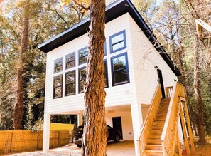 Exterior - Up In The Pines - Luxe Decatur Treehouse (Decatur)