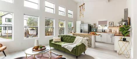 Smart TV, libros y estéreo