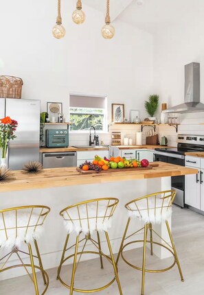 Fridge, oven, stovetop, dishwasher - Up In The Pines - Luxe Decatur Treehouse (Decatur)