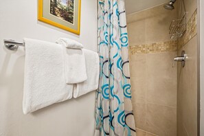 Shower, towels - Rivera's Run: Cozy Frisco Townhome-Dog Friendly-New Listing. (Frisco)