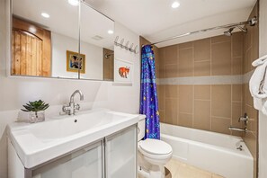 Shower, towels - Rivera's Run: Cozy Frisco Townhome-Dog Friendly-New Listing. (Frisco)