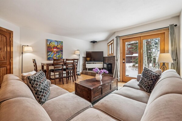 Living area - Rivera's Run: Dog Friendly Frisco Townhome, Gas Fireplace, Walk to Downtown (Frisco)