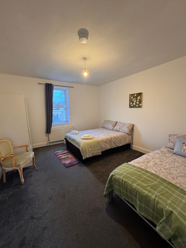 Room - Room-nextdoor Stays Morden (Morden)