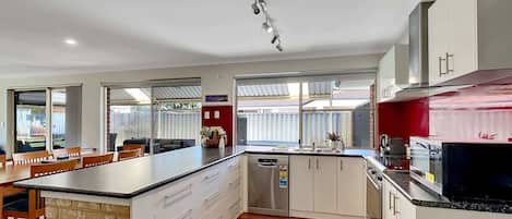 Jääkaappi, mikroaaltouuni, uuni, liesi