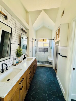 Shower, hair dryer, bidet, towels