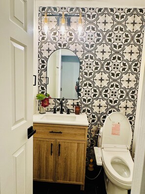Shower, hair dryer, bidet, towels - Luxurious, Beautiful and Comfy 4-bedroom house with in the heart of San Jose (San Jose)