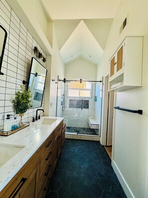 Shower, hair dryer, bidet, towels - Luxurious, Beautiful and Comfy 4-bedroom house with in the heart of San Jose (San Jose)