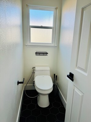 Shower, hair dryer, bidet, towels - Luxurious, Beautiful and Comfy 4-bedroom house with in the heart of San Jose (San Jose)