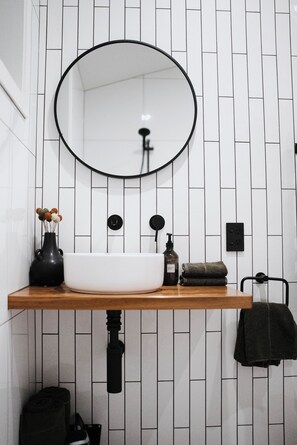 Hårtork, handdukar, tvål och toalettpapper