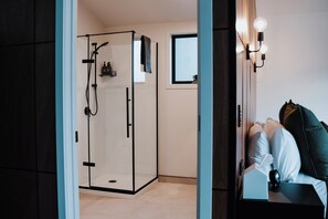 Secadora de cabello, toallas, jabón, papel de baño 