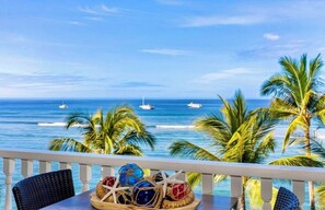 Outdoor dining - Lahaina Shores Beachfront Condo with Panoramic Endless Ocean Views (Lahaina)