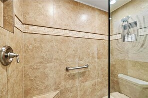 Douche, sèche-cheveux, serviettes fournies, savon