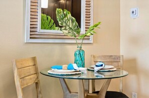 Dining - Lahaina Shores Beachfront Condo with Panoramic Endless Ocean Views (Lahaina)