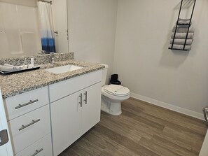 Towels, soap, toilet paper - Spacious 1-bedroom luxury apartment in downtown Wichita (Wichita)