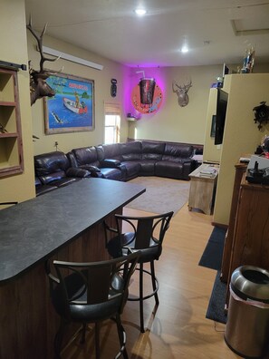 Dining - Sturgis Rally Rental - Spacious 4-bedroom house with AC in marvelous Hill City (Hill City)
