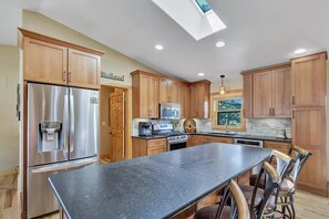 Private kitchen - Sturgis Rally Rental - Spacious 4-bedroom house with AC in marvelous Hill City (Hill City)