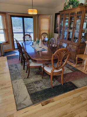 Dining - Sturgis Rally Rental - Spacious 4-bedroom house with AC in marvelous Hill City (Hill City)