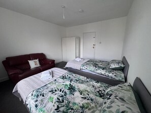 Shared Dormitory, 1 Bedroom - Room-nextdoor Stays Morden 2 (Morden)