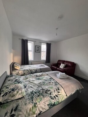 Shared Dormitory, 1 Bedroom - Room-nextdoor Stays Morden 2 (Morden)