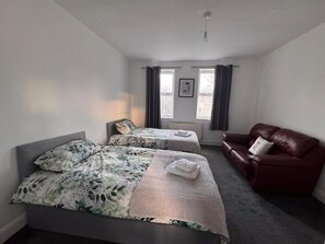 Shared Dormitory, 1 Bedroom - Room-nextdoor Stays Morden 2 (Morden)