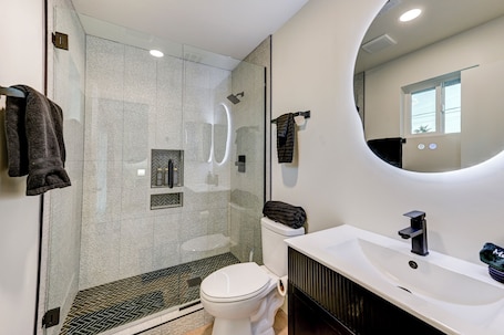 シャワー、ヘアドライヤー、タオル、石鹸. New! Modern Home on Mill Ave. Pool. Pet Friendly.