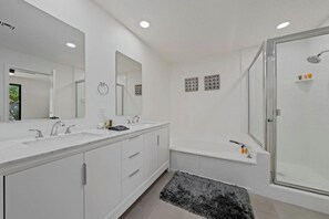 Secadora de cabello, toallas, jabón, papel de baño 