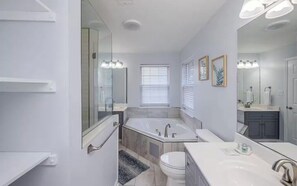 Een douche, een bubbelbad, een haardroger, een bidet