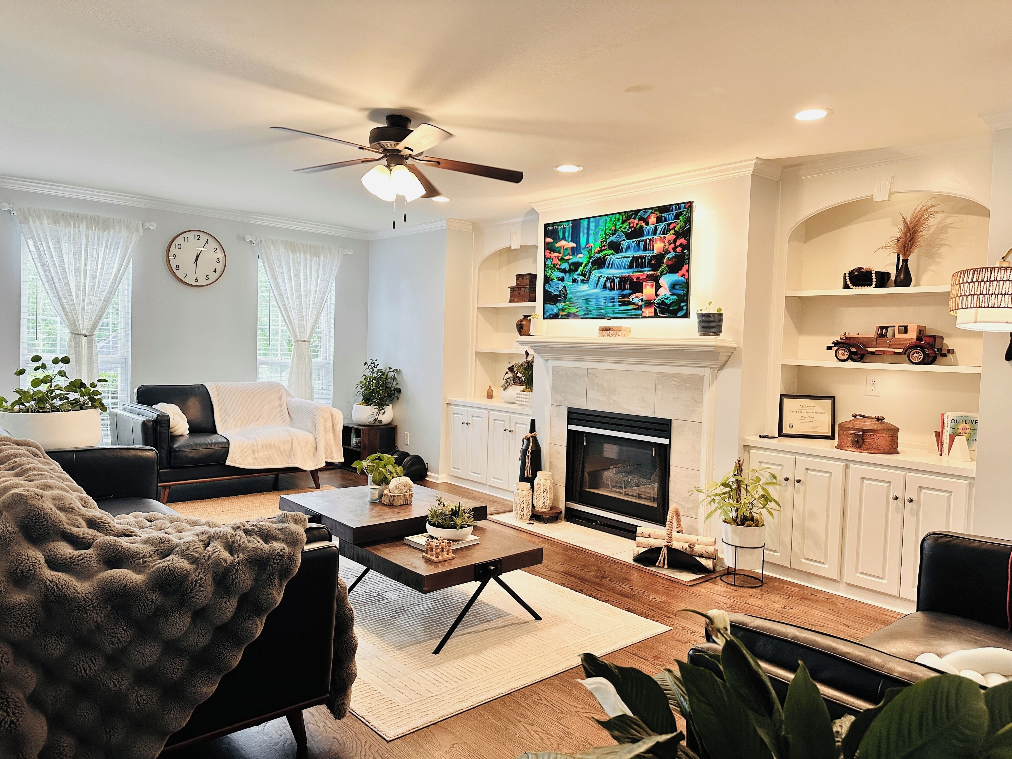 Smart TV, fireplace