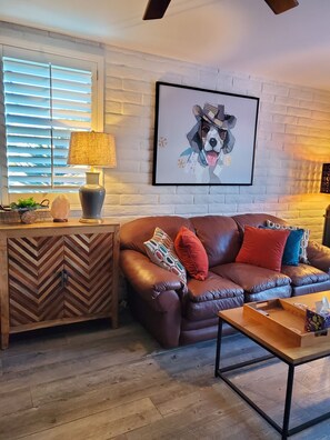 Smart TV, DVD player, books, video library - Arcadia-lite area, within minutes to Fashion Square and the Biltmore Area. (Phoenix)