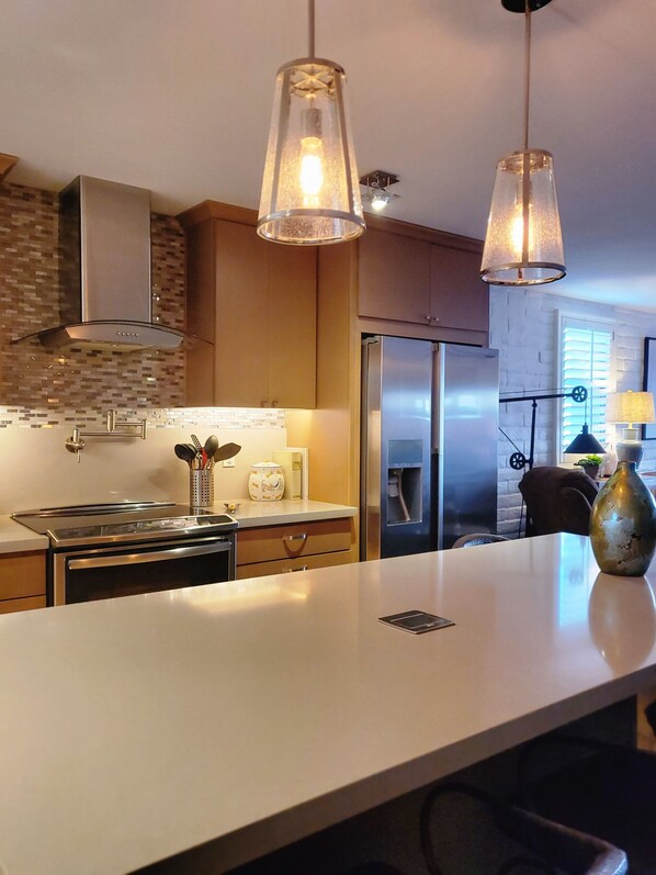 Fridge, microwave, oven, stovetop - Arcadia-lite area, within minutes to Fashion Square and the Biltmore Area. (Phoenix)