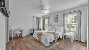 3 habitaciones, escritorio y tabla de planchar con plancha 