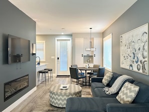 Comfort Townhome | Living area - Sunrise Ridge Waterfront Resort (Parksville)