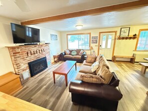 TV, fireplace - Updated historic west Village Cabin sleeps 6 adults 4 kids (Shaver Lake)