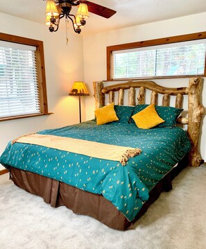 3 bedrooms, iron/ironing board, WiFi, bed sheets - Updated historic west Village Cabin sleeps 6 adults 4 kids (Shaver Lake)