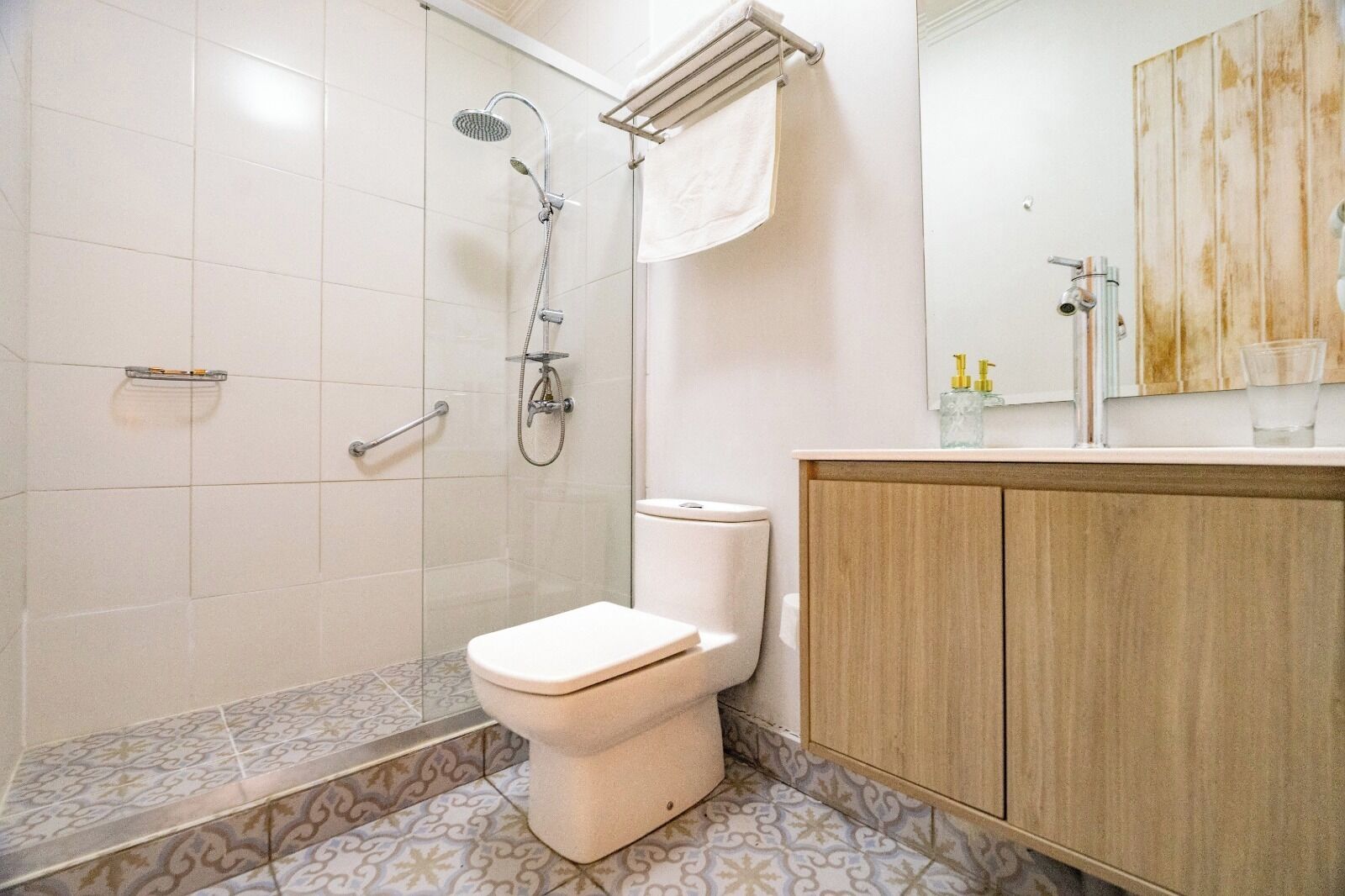 Classic Double Room | Bathroom | Free toiletries, towels, soap, shampoo