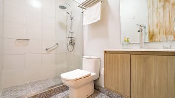 Classic Double Room | Bathroom | Free toiletries, towels, soap, shampoo