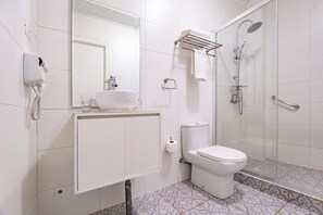 Classic Double or Twin Room | Bathroom | Free toiletries, towels, soap, shampoo - Casa Journy (Santiago)