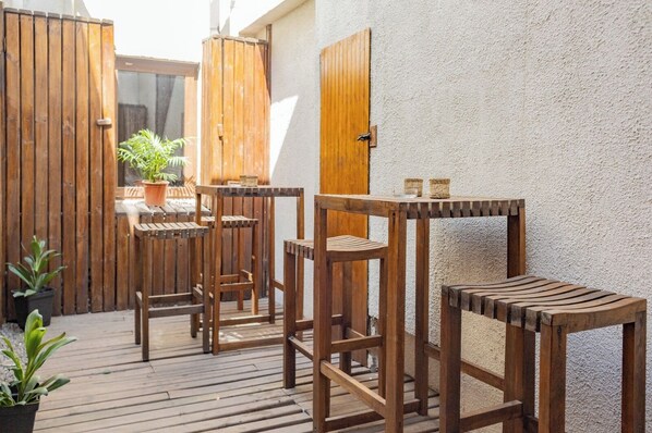 Outdoor dining - Casa Journy (Santiago)